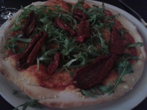 Vegane Pizza mit Ruccola und getrockneten Tomaten, diese waren wirklich besonders gut und saftig