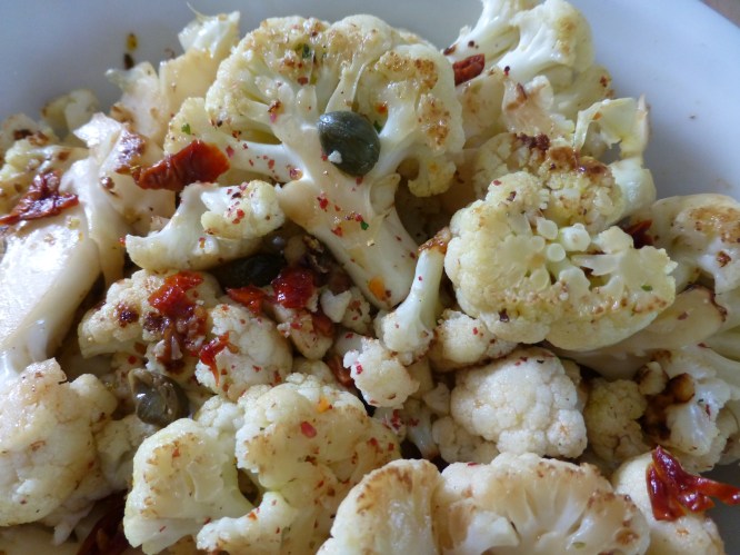 gebratener Blumenkohl mit Kapern &  getrockneten Tomaten