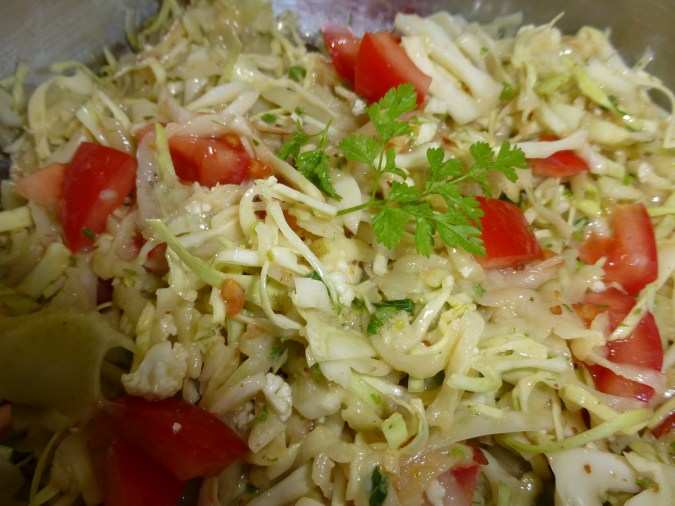 Coleslaw aus Fenchel, Spitzkohl, Apfel & Kohlrabi mi Kerbel & Sojaghurt
