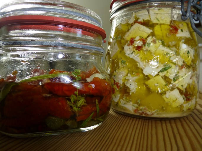 getrocknete Tomaten mit Kapern, Kräutern, Knoblauch in Öl,  Tofu mit Kräutern, Knoblauch, Zitrone in Öl